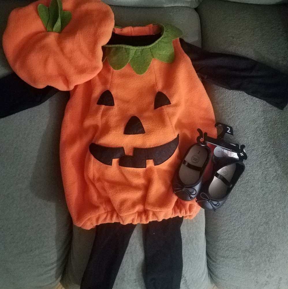 Pottery barn pumpkin costume (3-6 months)